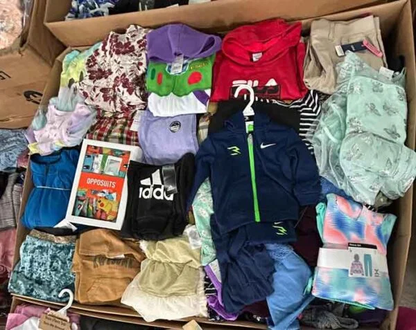 Pallets of mixed clothing on clearance – Wholesale for resellers